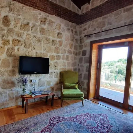 The Stone House On The Hill - Tepedeki Tas Ev *